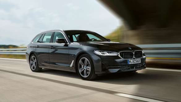 Hybryda plug-in BMW serii 5 Touring 2021 G31, przedni półprofil podczas jazdy Hybryda plug-in BMW serii 5 Touring 2021 G31, przedni półprofil podczas jazdy ulicą