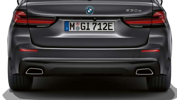 Widoczne trapezowe końcówki rur wydechowych w BMW serii 5 Touring G31 Widoczne trapezowe końcówki rur wydechowych w BMW serii 5 Touring G31, modernizacja 2020, zbliżenie tyłu