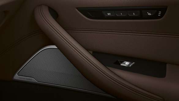 System nagłośnienia Diamond Surround marki Bowers & Wilkins w BMW serii 5 Touring G31 System nagłośnienia Diamond Surround marki Bowers & Wilkins w BMW serii 5 Touring G31, modernizacja 2020 wnętrze, zbliżenie drzwi