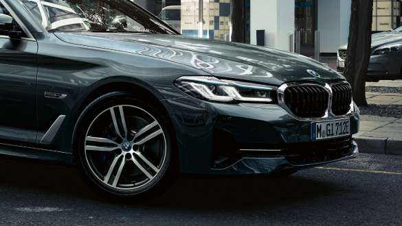 Zintegrowany aktywny układ kierowniczy w BMW serii 5 Touring G31 Zintegrowany aktywny układ kierowniczy w BMW serii 5 Touring G31, modernizacja 2020, przedni półprofil podczas jazdy