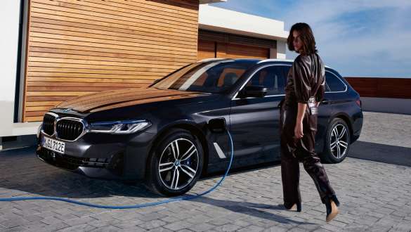 Hybryda plug-in BMW serii 5 Touring 2021 G31 LCI półprofil podczas ładowania Hybryda plug-in BMW serii 5 Touring 2021 G31 LCI półprofil podczas ładowania z modelem