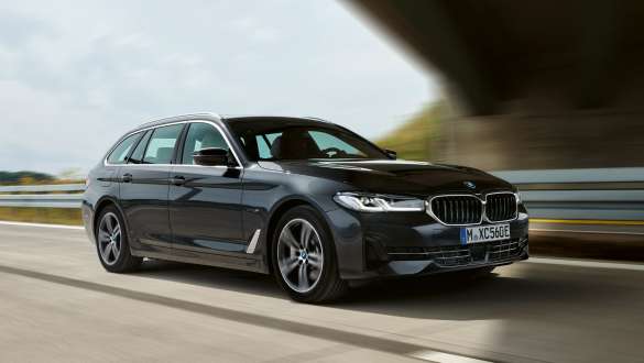 Hybryda plug-in BMW serii 5 Touring 2021 G31 LCI przedni półprofil podczas jazdy Hybryda plug-in BMW serii 5 Touring 2021 G31 LCI przedni półprofil podczas jazdy ulicą