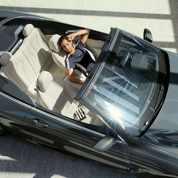 BMW M850i xDrive, wnętrze z kierowcą z góry, fotele wielofunkcyjne w tapicerce skórzanej Merino w kolorze kości słoniowej. BMW M850i xDrive, wnętrze z kierowcą z góry, fotele wielofunkcyjne w tapicerce skórzanej Merino w kolorze kości słoniowej.