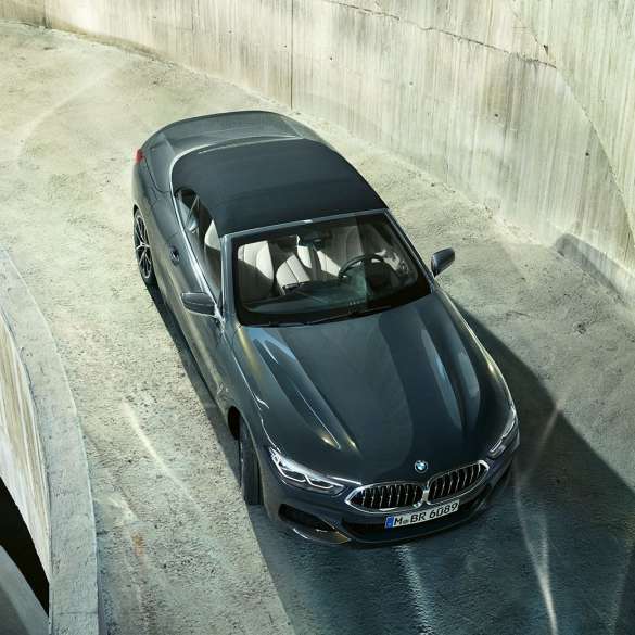 BMW M850i xDrive, szary drawit metalizowany z czarnym miękkim dachem, widok z góry. BMW M850i xDrive, szary drawit metalizowany z czarnym miękkim dachem, widok z góry.