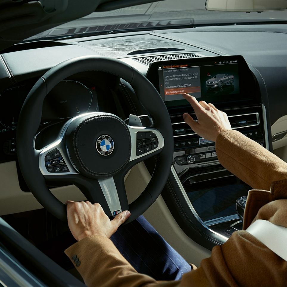 BMW M850i xDrive, kierowca obsługuje dotykowo BMW Live Cockpit Professional. BMW M850i xDrive, kierowca obsługuje dotykowo BMW Live Cockpit Professional.