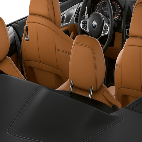 BMW M850i xDrive, wnętrze z otwartym dachem. BMW M850i xDrive, wnętrze z otwartym dachem.