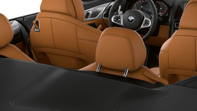 BMW M850i xDrive, wnętrze z otwartym dachem. BMW M850i xDrive, wnętrze z otwartym dachem.
