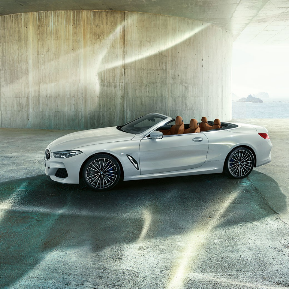BMW M850i xDrive, biel mineralna metalizowana, widok z boku z otwartym dachem. BMW M850i xDrive, biel mineralna metalizowana, widok z boku z otwartym dachem.