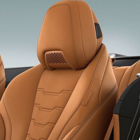 BMW M850i xDrive, multifunction seat with air collar, Cognac ‘Merino’ leather. BMW M850i xDrive, fotel wielofunkcyjny z ogrzewaniem szyi, tapicerka skórzana Merino w kolorze koniaku.