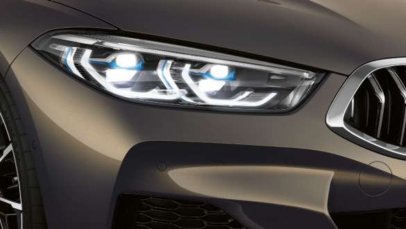 BMW M850i xDrive, szary drawit metalizowany, światła laserowe BMW z lewej. BMW M850i xDrive, szary drawit metalizowany, światła laserowe BMW z lewej.