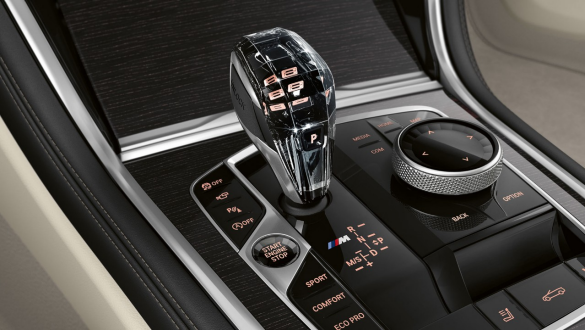 BMW M850i xDrive, szary drawit metalizowany, szklane aplikacje „CraftedClarity”. BMW M850i xDrive, szary drawit metalizowany, szklane aplikacje „CraftedClarity”.