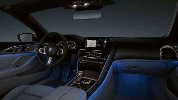 BMW M850i xDrive szary drawit metalizowany, oświetlenie ambientowe. BMW M850i xDrive szary drawit metalizowany, oświetlenie ambientowe.