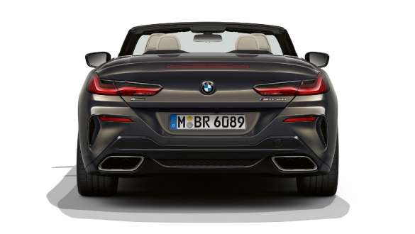 BMW M850i xDrive, szary drawit metalizowany, widok z tyłu, sportowy układ wydechowy. BMW M850i xDrive, szary drawit metalizowany, widok z tyłu, sportowy układ wydechowy.