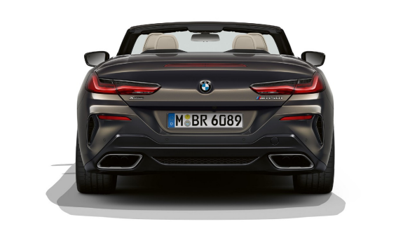 BMW M850i xDrive, szary drawit metalizowany, widok z tyłu, sportowy układ wydechowy. BMW M850i xDrive, szary drawit metalizowany, widok z tyłu, sportowy układ wydechowy.