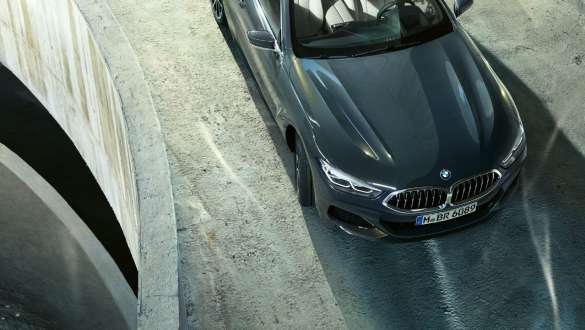 BMW M850i xDrive, szary drawit metalizowany, w jeździe, przód z góry, zintegrowany aktywny układ kierowniczy. BMW M850i xDrive, szary drawit metalizowany, w jeździe, przód z góry, zintegrowany aktywny układ kierowniczy.
