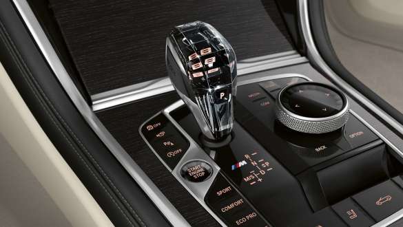 BMW M850i xDrive, szary drawit metalizowany, przełącznik właściwości jezdnych. BMW M850i xDrive, szary drawit metalizowany, przełącznik właściwości jezdnych.