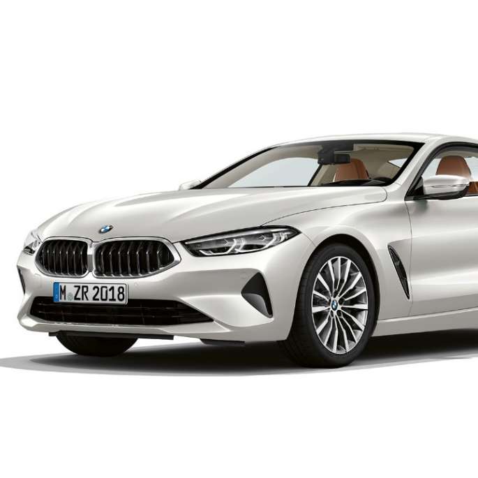 BMW serii 8 Coupé, przedni półprofil. BMW serii 8 Coupé, lakier metalizowany w kolorze bieli mineralnej, przedni półprofil.