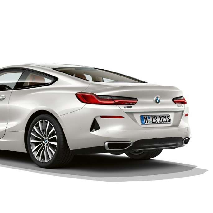 BMW serii 8 Coupé, tylny półprofil. BMW serii 8 Coupé, lakier metalizowany w kolorze bieli mineralnej, tylny półprofil.