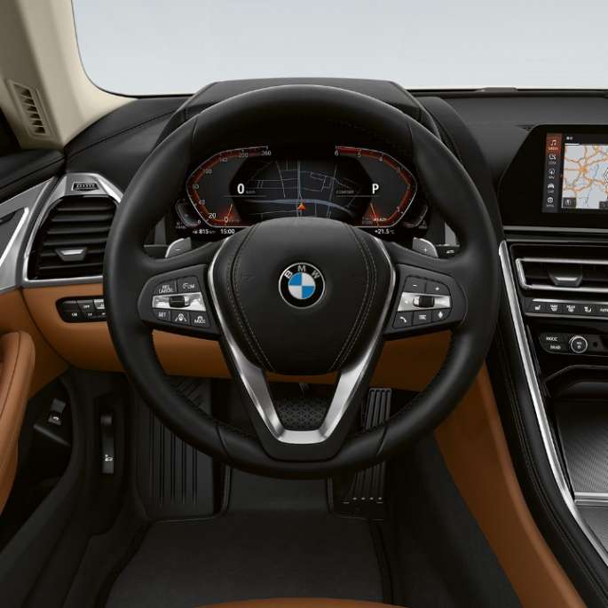 Listwy ozdobne z ciemnego aluminium z efektem siatki. BMW serii 8 Coupé, kokpit, listwy ozdobne z ciemnego aluminium z efektem siatki.