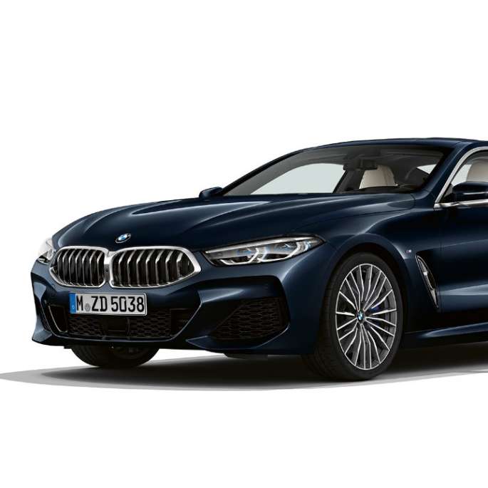 BMW serii 8 Coupé, przedni półprofil. BMW serii 8 Coupé, lakier metalizowany w kolorze czarnego karbonu, przedni półprofil.