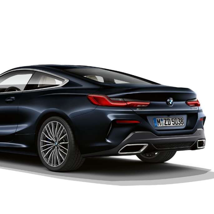 BMW serii 8 Coupé, tylny półprofil. BMW serii 8 Coupé, lakier metalizowany w kolorze czarnego karbonu, tylny półprofil.