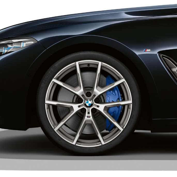 19-calowe obręcze kół M ze stopów lekkich Double Spoke 727 M Bicolor. BMW serii 8 Coupé, lakier metalizowany w kolorze czarnego karbonu, 19-calowe obręcze kół M ze stopów lekkich Double Spoke 727 M Bicolor.