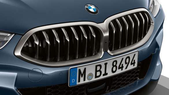 Grill atrapy chłodnicy i wstawka skrzeli. BMW serii 8 Coupé, zbliżenie przodu, grill atrapy chłodnicy i wstawka skrzeli.