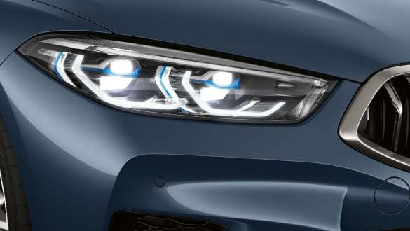 Światła laserowe BMW. BMW serii 8 Coupé, zbliżenie reflektorów przednich, światła laserowe BMW.