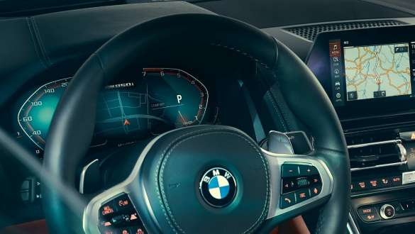 Wyświetlacz wskaźników. BMW serii 8 Coupé, kokpit, kierownica z wyświetlaczem wskaźników.