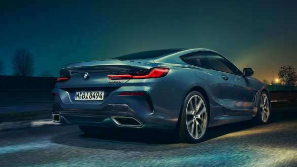 Końcówki wydechu i koła tylne. BMW serii 8 Coupé, widok dolnej części tyłu, końcówki wydechu i koła tylne.