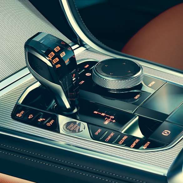 BMW serii 8 Coupé, wnętrze. BMW serii 8 Coupé, wnętrze, zbliżenie dźwigni biegów.