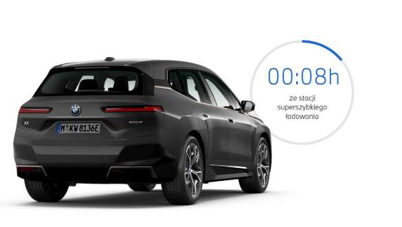 BMW iX i20 elektryczny SUV BMW iX xDrive50 ładowanie w miejscach publicznych BMW iX i20 2021 elektryczny SUV BMW iX xDrive40 szary Sophisto ładowanie z publicznej stacji szybkiego ładowania