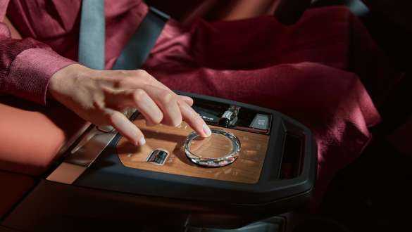 BMW iX i20 elektryczny SUV kokpit wnętrze Suite Castanea BMW iX i20 elektryczny SUV kokpit wnętrze Suite Castanea