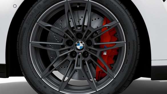 Hamulce M z pływającymi tarczami, czerwone błyszczące, BMW M3 Competition Limuzyna G80 2020 BMW M3 Competition Limuzyna G80 2020, hamulce M z pływającymi tarczami, czerwone błyszczące, zbliżenie kół