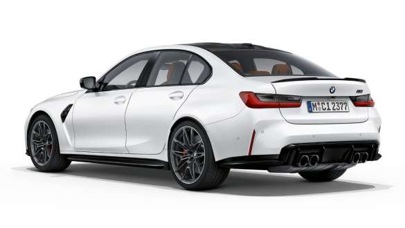 Stylistyka tyłu BMW M3 Competition Limuzyna mroźna brylantowa biel metalizowany G80 2020 BMW M3 Competition Limuzyna G80 2020 mroźna brylantowa biel metalizowany widok z tyłu