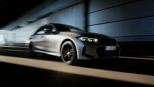Pakiet M Technik BMW M340i xDrive Limuzyna G20 BMW M340i xDrive Limuzyna G20 mroźny czysty szary BMW Individual metalizowany przedni półprofil podczas jazdy