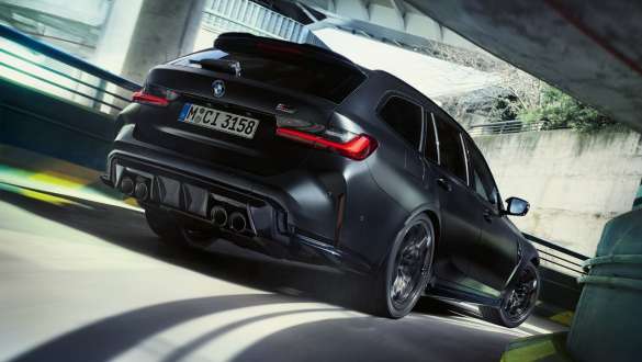 Układ jezdny M BMW M3 Competition Touring G81 BMW M3 Competition Touring G81 mroźna czerń BMW Individual metalizowany układ jezdny M tylny półprofil podczas jazdy