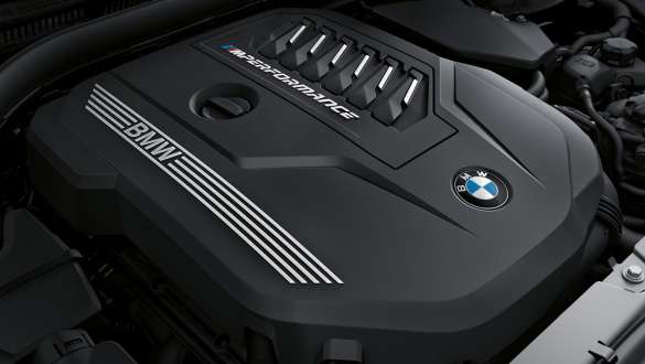 Silnik benzynowy BMW M TwinPower Turbo BMW M440i xDrive Cabrio G23 2020 6-cylindrowy rzędowy silnik benzynowy BMW M TwinPower Turbo BMW M440i xDrive Cabrio G23 2020 zbliżenie osłona silnika