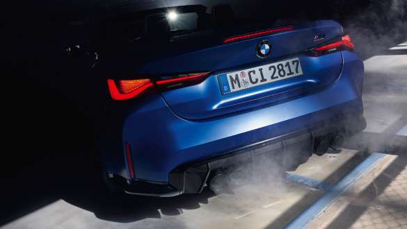 BMW M4 Cabrio Competition z M xDrive G83 2021 zbliżenie tył BMW M4 Cabrio Competition z M xDrive G83 2021 BMW Individual mroźny niebieski Portimao metalizowany zbliżenie tył