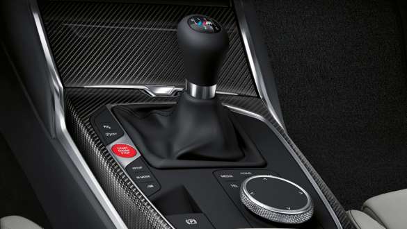 Skrzynia manualna M i napęd tylny, BMW M4 Coupé G82 2020 BMW M4 Coupé G82 2020, 6-stopniowa skrzynia manualna M, zbliżenie na konsolę środkową dźwignię biegów