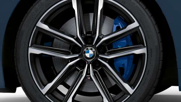 Sportowe hamulce M BMW M440i xDrive Coupé G22 2020 BMW M440i xDrive Coupé G22 2020, sportowe hamulce M, detal obręczy kół ze stopów lekkich