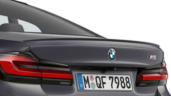 Spojler tylny M BMW M5 F90 2020 Spojler tylny M BMW M5 F90 LCI Facelift 2020, szary Brands Hatch metalizowany, zbliżenie na klapę tylną