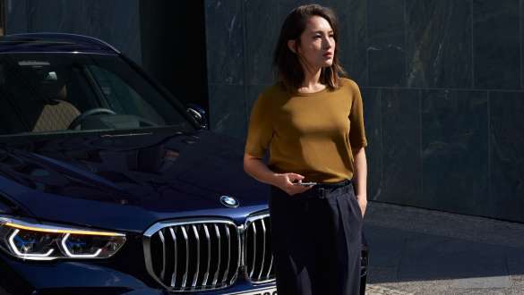 Kobieta obok BMW Pomoc BMW w razie awarii i wypadku, kobieta obok BMW