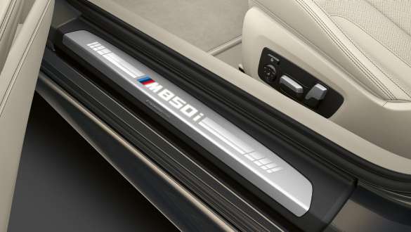 Listwa progowa z napisem „M850i”. Listwa progowa w BMW M850i xDrive Cabrio z napisem „M850i”.