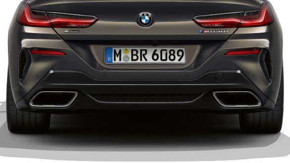 Końcówki wydechu po obu stronach. BMW M850i xDrive Cabrio z końcówkami wydechu po obu stronach.
