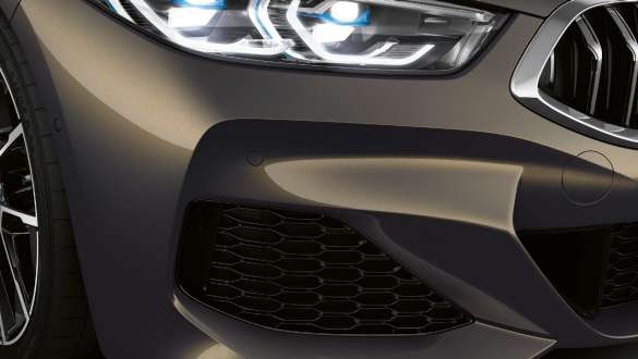 Wloty powietrza pakietu aerodynamicznego M. BMW M850i xDrive Cabrio w metalizowanym kolorze szarego drawitu z pakietem aerodynamicznym M, wloty powietrza.