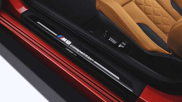 Listwa progowa z napisem „M8 Competition”. Listwa progowa BMW M8 Competition Cabrio z napisem „M8 Competition”.