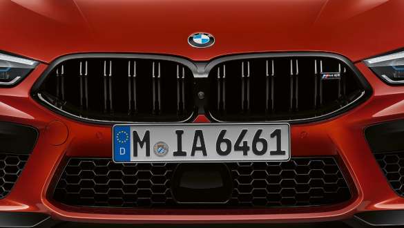 Atrapa chłodnicy specyficzna dla modeli M. BMW M8 Competition Cabrio ze specyficzną dla modeli M atrapą chłodnicy.