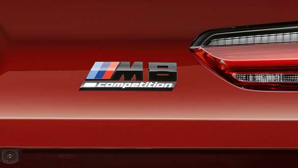 Napis „M8 Competition”. Napis „M8 Competition” dla BMW M8 Competition Cabrio.