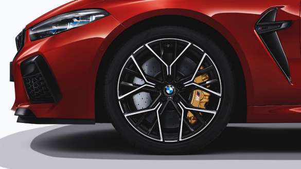 20-calowe obręcze kół M ze stopów lekkich 811 M Bicolor. BMW M8 Competition Cabrio z 20-calowymi obręczami M ze stopów lekkich 811 M Bicolor.